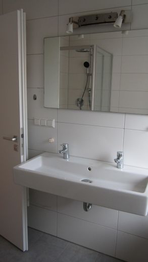 Ruhige zentrale 4,5-Zimmer-Wohnung mit großem Balkon 1. OG Herrenberg Ziegelfeld Wallbox Stellplatz – Badezimmer