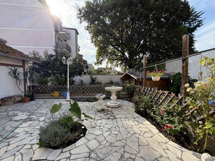 Top Gepflegtes MFH mit Rendite – Innenhof