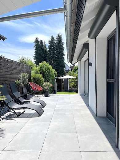Eklentili, şömineli, bahçeli ve teraslı modern müstakil ev - 260 m²'ye kadar yaşam alanı – Terrasse