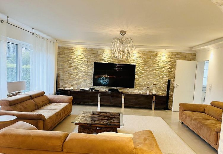 Casa unifamiliare modernizzata con 187 m² di superficie abitabile, 6 locali, garage e giardino, senza intermediario – Wohnzimmer