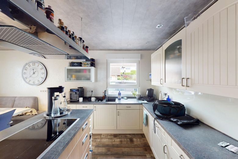 Renovated single-family home + self-contained apartment Roetgen – offene Küche