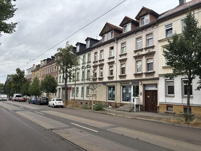 Edificio plurifamiliare con grande corpo posteriore e due garage – Vorderhaus Straßenansicht