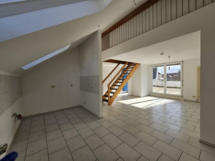Zentral gelegene 4-Zimmer Maisonettewohnung mit 70m² Dachterrasse und Tiefgaragenstellplatz – Ess- und Wohnzimmer