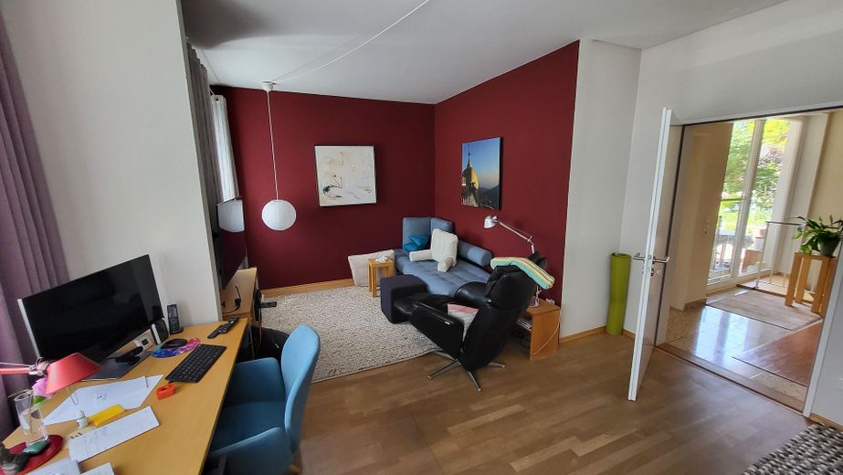 Maison d’architecte située sur un versant calme avec espace séparé pour bureau/cabinet (appartement indépendant) – Zimmer