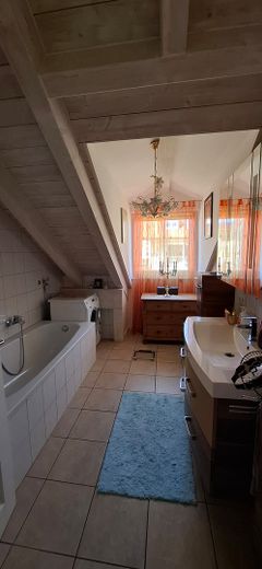 Exklusive, sonnige, aussergewöhnliche 5 Zimmer Dachgeschosswohnung am Waldrand – Bad