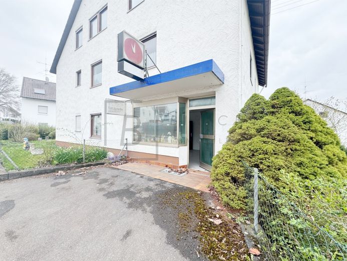 Großzügige 4-Zimmer-EG-Wohnung mit Balkon, Garage und attraktivem Entwicklungspotenzial – Laden