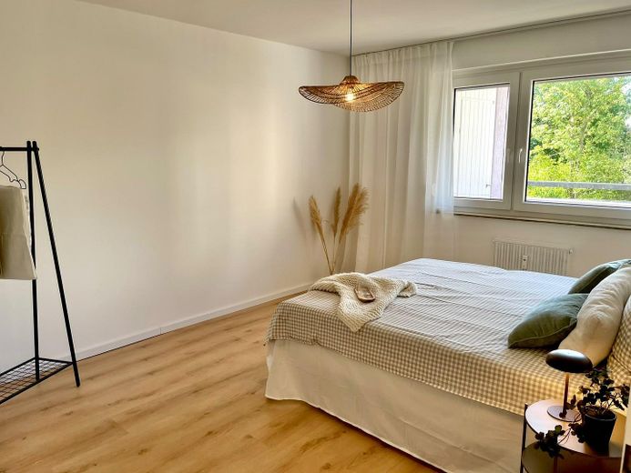 HELLE, MODERNISIERTE UND LICHTDURCHFLUTETE 3-ZIMMER-WOHNUNG MIT SÜDBALKON IN BÖBLINGEN-DAGERSHEIM – Schlafzimmer