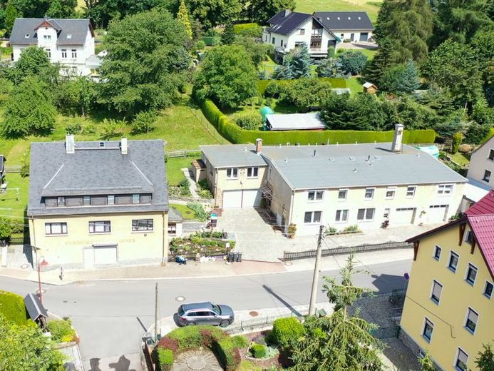 Zwei Gebäude auf 1.572 m²: 5 Wohnungen, Gewerbe und umfangreiche Nutzflächen – Foto 1