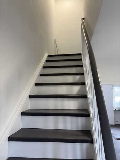 ***Zmodernizowany, mały dom szeregowy z ogrodem i tarasem w centrum Bad Honnef*** – Treppe