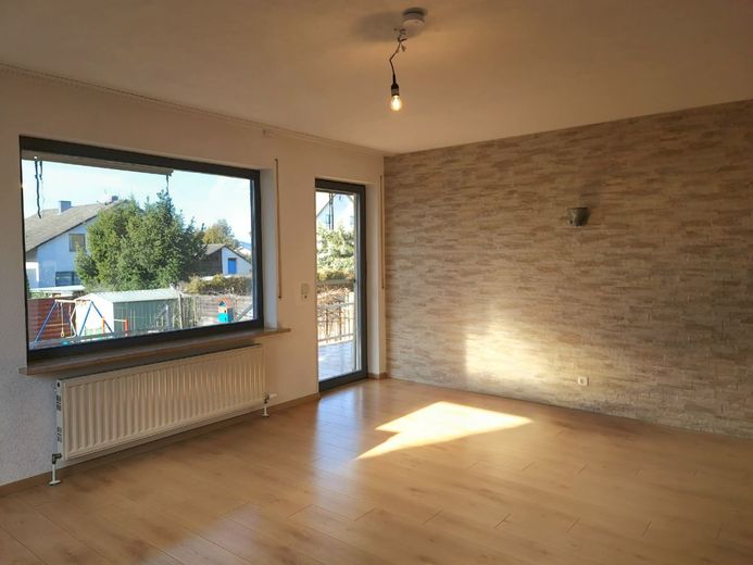 **PROVISIONSFREI** Top modern renoviertes Zweifamilienhaus in Breitengüßbach – Wohnzimmer EG