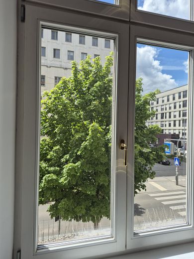 Licht, ruim ingedeeld appartement in een monumentaal pand in München – Blick aus dem Fenster