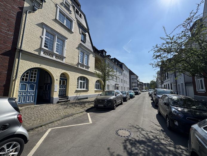 ! Hinterhof ! Rendite oder Büro, Praxis, Handwerker, Artelier, Lager, Halle, Ausstellung, Garage – Vorderhaus mit Durchfahrt Tor 