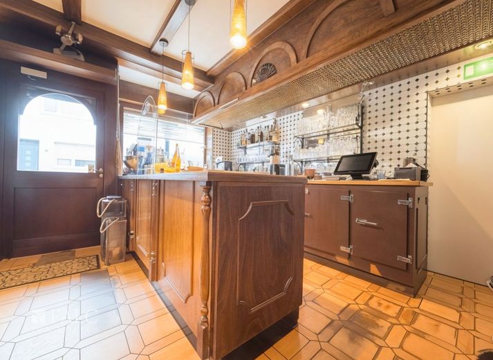 Mehr als eine Immobilie: Ein Lebens- und Arbeitsort mit Geschichte – Theke
