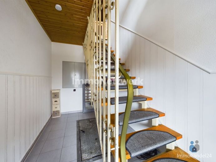TOP***Zweifamilienhaus mit 4 Garagen im Vorort von Elsdorf***NEU – Treppe ins 1 OG