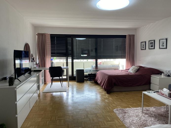 appena ristrutturato, 1 stanza con ampio balcone + cucina componibile – Wohn-/Schlafraum