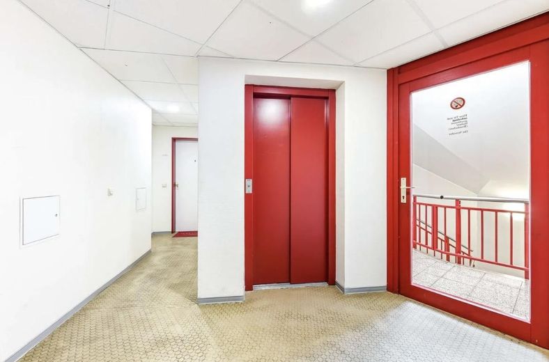 Von Privat, Helle und ruhige 2-Zimmer-Wohnung in Hamburg, mit Balkon ins grüne, inkl. TG-Stellplatz – Aufzug