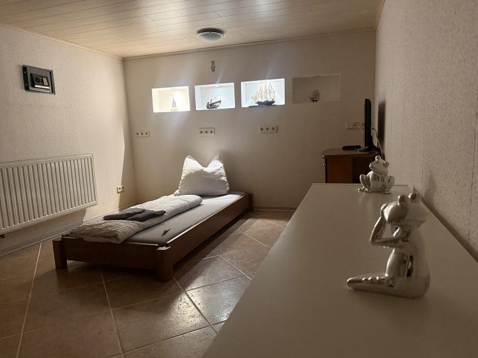 hochwertig saniertes Reihenhaus mit EBK, Wintergarten, provisionsfrei – Büro/Atelier/Gästezimmer UG