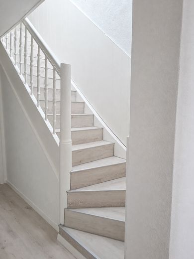 Apartamento dúplex renovado de 2 habitaciones con cocina, baño y plaza de aparcamiento en Lingenfeld – Treppe