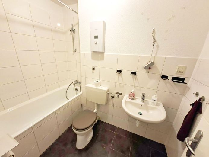 CITYHOUSE: Gepflegte 2 Zimmer Wohnung mit großem Balkon, Keller und TG Stellplatz in zentraler Lage – Wannenduschbad