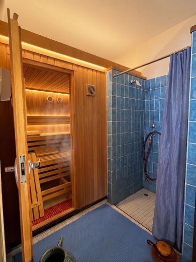 Rezerve edildi: Sakin konumda, mevcut seçkin villası bulunan güneşli premium mülk – Sauna