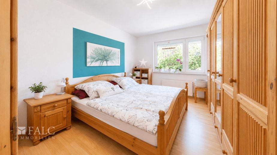 Ihre kleine Wohlfühloase mit Balkon und traumhaftem Gartenanteil! – Schlafzimmer