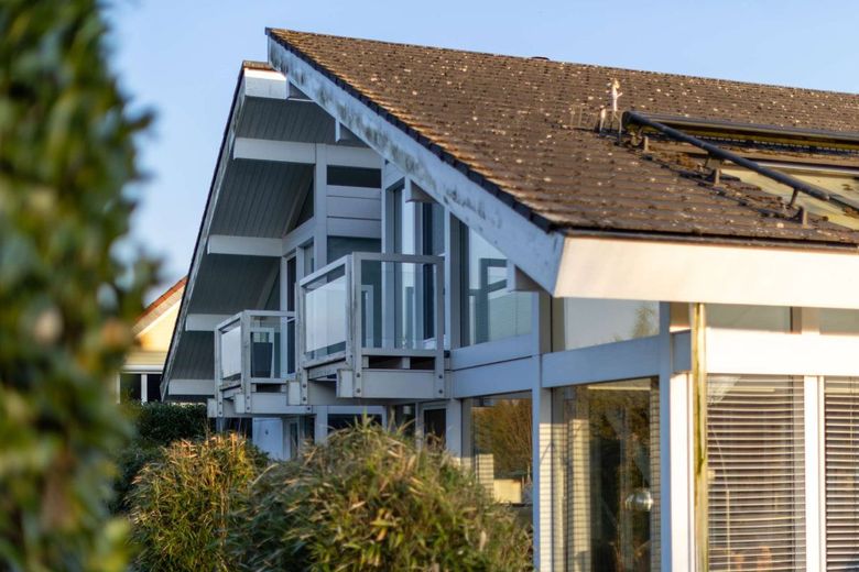 Hochwertige Design-Villa am Ortsrand – Detailaufnahme Giebelseite