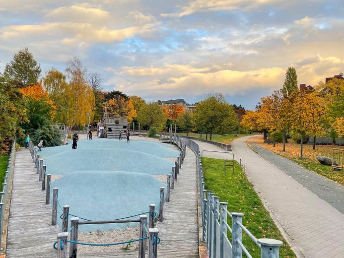 Spielplatz neben dem Grundstüc