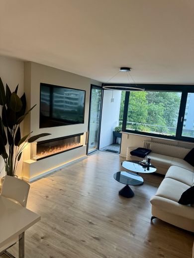 Modernisierte 3-Zimmer-Wohnung mit 2 Loggien, Garage & Aufzug – Foto 4