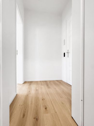 Prima occupazione dopo la ristrutturazione: appartamento luminoso con dotazioni moderne – Flur 