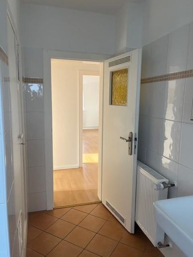 Lichtdurchflutete charmante 3 Zi-DG-Whg. renoviert-in bester grüner Lage - – Blick in den Flur