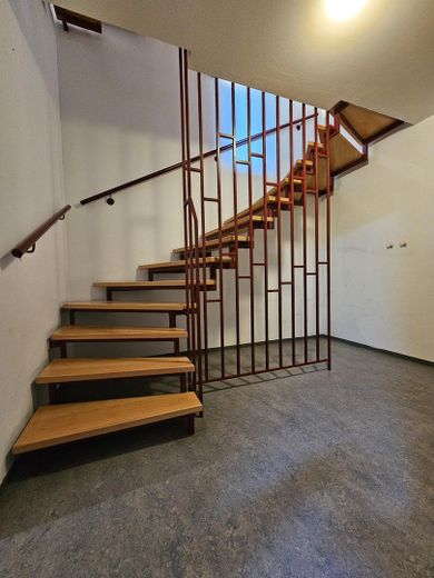 UG - Treppe zum EG und Flur