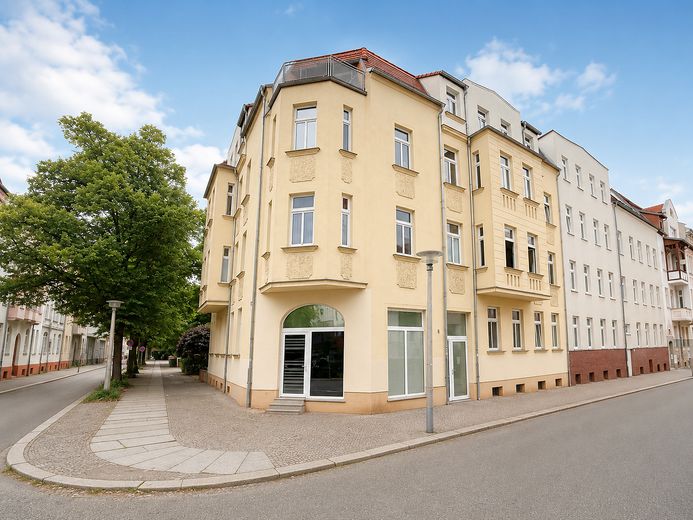 Kernsanierte 4-Zimmer-Wohnung mit moderner Einbauküche in zentraler Lage – Außenansicht 