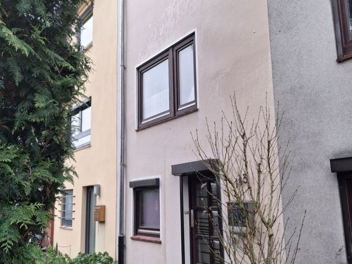 !!! VENDUTO !!!
Per artigiani!!!
Casa a schiera centrale da ristrutturare con giardino a 28217 Bremen-Walle!!! – Foto 1
