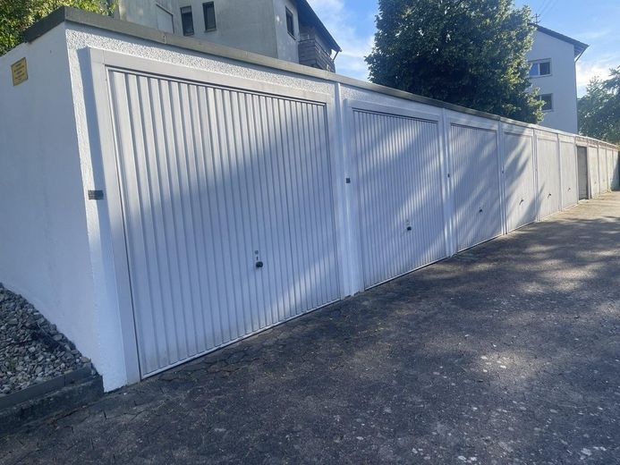 Erstbezug nach Kernsanierung: Helle gepflegte 3-Zimmer-Whg mit Balkon in Lauda-Königshofen – Garage