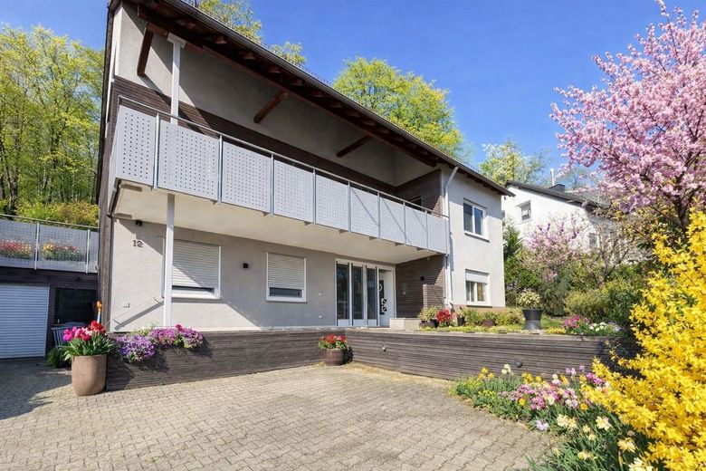 Renditestarke Kapitalanlage! MFH (4 Parteien) in Top-Zustand in Waldrandlage von Wiesbaden Naurod! – Außenansicht 2