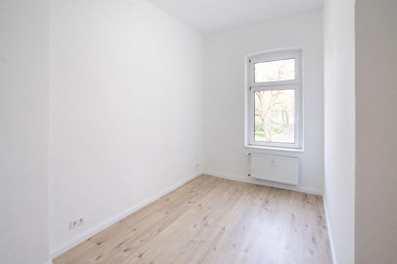 Provisionsfrei: Renoviert & bezugsfrei – 2,5-Zimmer-Wohnung zum Einziehen oder Vermieten! – Schlafzimmer - 1