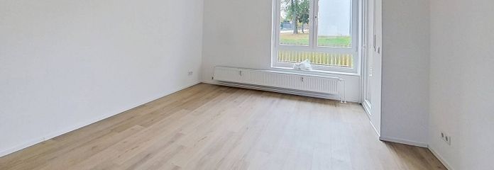 Moderne 4-Zi.-Whg. mit TERRASSE und Wannenbad – Wohn- und Esszimmer
