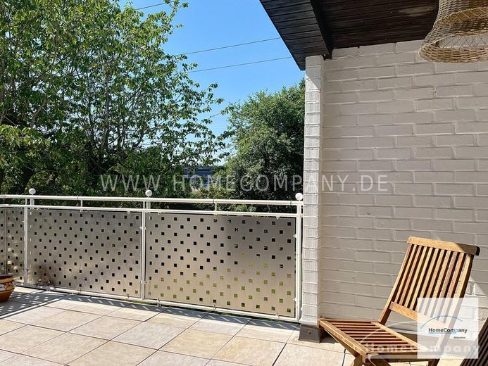 Appartement de 3 pièces lumineux et agréablement meublé avec terrasse sur le toit – bea3e38ce32b49fd358cbe489378d4a747cabd15.jpg