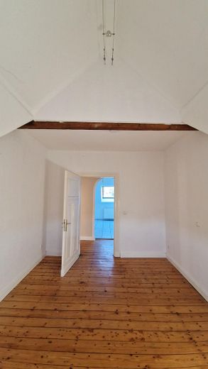 Wie ein eigenes Haus: 162,5 m² | 6 Zimmer | 600 m² Garten im Sondereigentum | 32 m² Dachterrasse – DG Schlafzimmer Erker