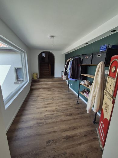 Partially renovated 6-room semi-detached house – Flur Wohnung OG