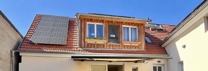Kernsaniertes Hofanwesen mit Innenhof und Garten, Scheune, PV – Haus - Ansicht vom Garten