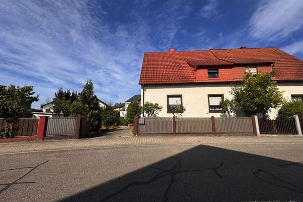 Those who have a choice....
Semi-detached house with extension and outbuildings to renovate or
up to 2 new builds!