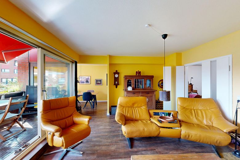 Lichtdurchflutete 4-Zimmer-Wohnung mit 138 m², inkl. Tiefgarage und Balkon in Hamburg-Bergedorf – Wohnzimmer