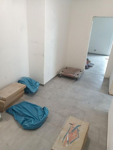 Toller Balkonblick über den Main und Frankfurt  Komplettsanierung – Flur zum WZ