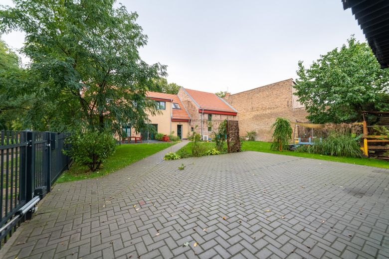 Provisionsfrei: Exklusives EFH mit Remise bei Potsdam & Berlin – Hof