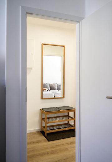 Moderne Wohnung in Alsternähe mit Balkon | Zentral und Blick ins Grüne – Flur - Ansicht #1