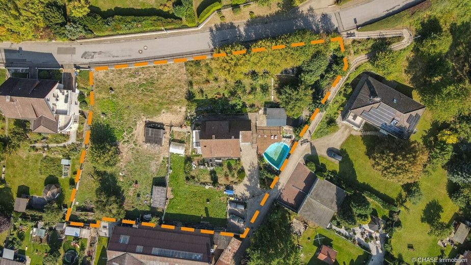 Einzigartiges Einfamilienhaus in angenehmer Hanglage mit Pool &amp; großem Grundstück - in Eschershausen – Vogelperspektive, gesamtes Grundstück (Gezeichnet)