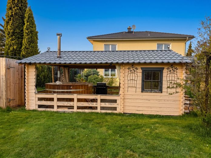 Ihr privater Süden bei Leipzig: Stadtvilla auf 3.283 m² mit Wintergarten & Hot Tub – provisionsfrei – Hot Tube