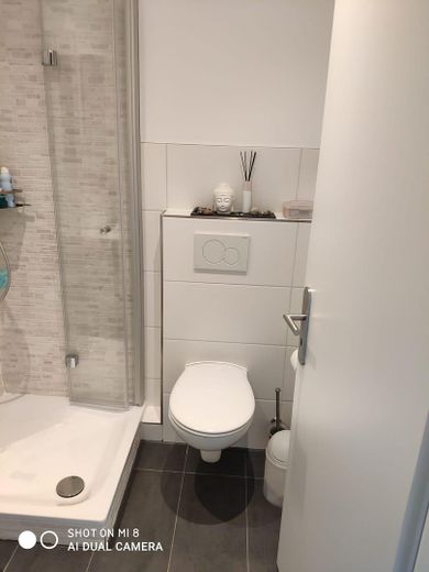 Helle 3-Zi-Wohnung mit EBK in zentraler Lage – Bad