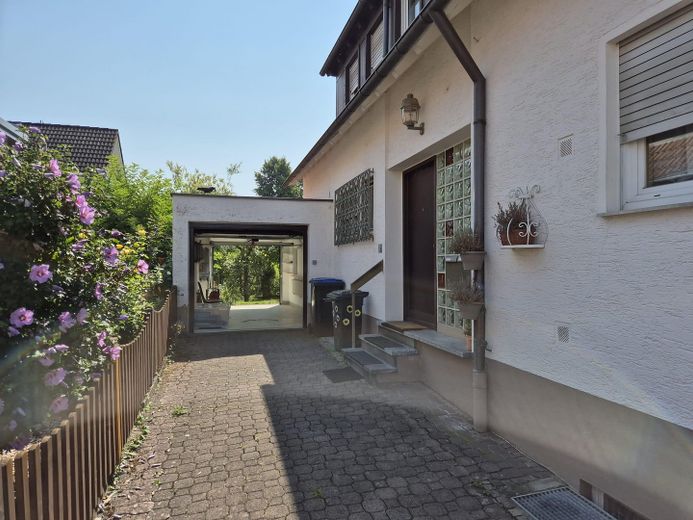 Hauseingang und Garage